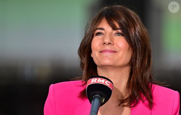 Estelle Denis présente son émission "Estelle Midi" (RMC) depuis le sommet pour l'action sur l'IA au Grand Palais à Paris le 10 février 2025.

© Christian Liewig / Bestimage