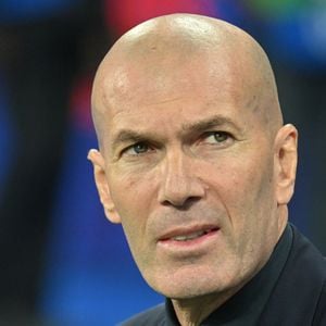 Zinédine Zidane, nouveau sélectionneur de l’équipe de France de football, était présent dans la salle pour profiter du spectacle. 

Zinedine Zidane - Ligue des Nations - France Vs Belgique (4-1) au Stade de France à Saint-Denis le 5 octobre 2026. © Christian Liewig / Bestimage