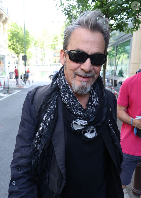 Florent Pagny quitte les studios RTL à Neuilly-sur-Seine le 2 Mai 2025. © Denis Guignebourg/BestImage
