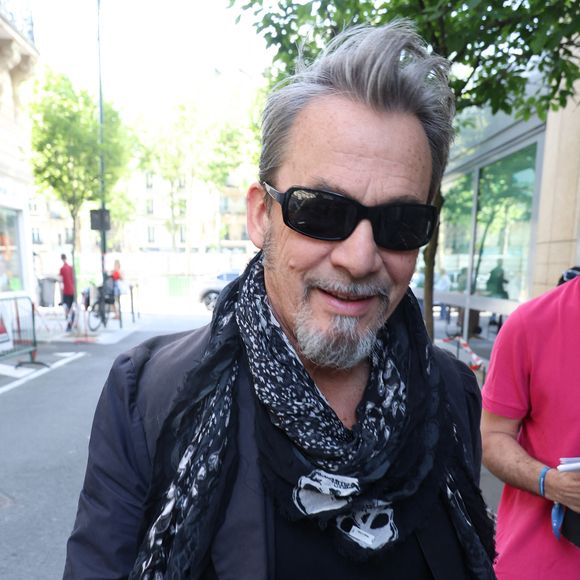 Florent Pagny quitte les studios RTL à Neuilly-sur-Seine le 2 Mai 2025. © Denis Guignebourg/BestImage