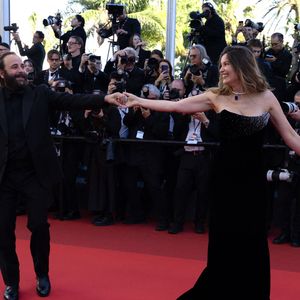 L’acteur n’a pas hésité à la porter dans ses bras avant de l’entraîner dans une danse improvisée sous les flashs des photographes. 

Vincent Macaigne et Laetitia Casta - Montée des marches du film « Karma » lors du 79ème Festival International du Film de Cannes, le 15 mai 2026. © Olivier Borde / Bestimage