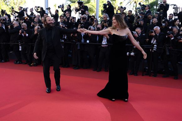 L’acteur n’a pas hésité à la porter dans ses bras avant de l’entraîner dans une danse improvisée sous les flashs des photographes. 

Vincent Macaigne et Laetitia Casta - Montée des marches du film « Karma » lors du 79ème Festival International du Film de Cannes, le 15 mai 2026. © Olivier Borde / Bestimage