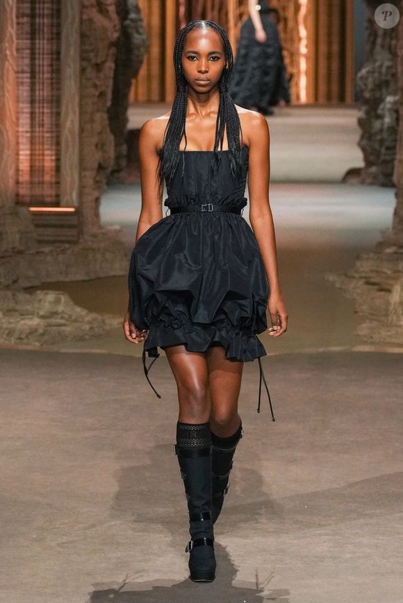 De la mini-robe vintage qui fait tourner toutes les têtes 

Défilé de la collection prêt-à-porter Dior printemps été 2023 lors de la Fashion Week de Paris. M.Grazia Chiuri (directrice artistique de Dior) apparaît sur le podium à la fin du défilé. Le 27 septembre 2022.