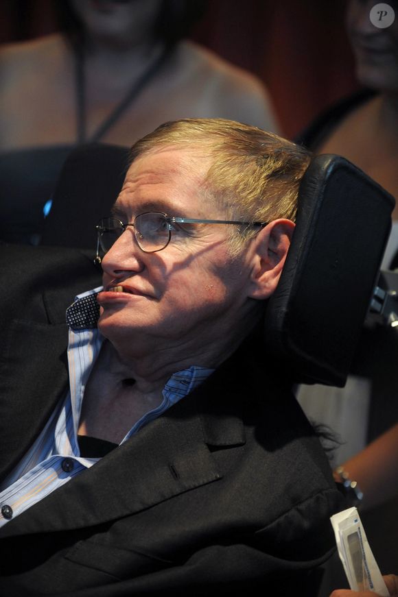 Le physicien Stephen Hawking est mort à l'âge de 76 ans, a déclaré un porte-parole de sa famille. Le Britannique était connu pour son travail révolutionnaire sur les trous noirs et la relativité, et était l'auteur de plusieurs ouvrages de vulgarisation scientifique.
©Backgrid USA / Bestimage