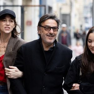 Ce refuge provençal leur permet de se retrouver en famille avec leurs trois enfants.

Charlotte Gainsbourg , Yvan Attal et leur fille Jo Attal - Inauguration de la passerelle Jane Birkin devant les 41-43 quai de Valmy à Paris. © Cyril Moreau / Bestimage