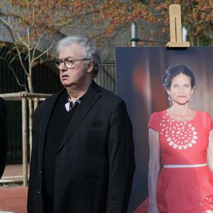 Exclusif - Jean-Pierre Pascal (Père de Charlotte Valandrey) et Dominique Besnehard lors de la cérémonie de dénomination d’un jardin en hommage à Charlotte Valandrey, au 17 rue Hector Malot dans le XIlème arrondissement de Paris, France, le 4 avril 2025. © Coadic Guirec/Bestimage
