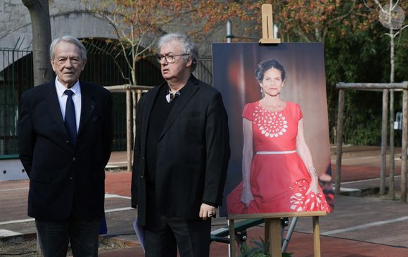 Exclusif - Jean-Pierre Pascal (Père de Charlotte Valandrey) et Dominique Besnehard lors de la cérémonie de dénomination d’un jardin en hommage à Charlotte Valandrey, au 17 rue Hector Malot dans le XIlème arrondissement de Paris, France, le 4 avril 2025. © Coadic Guirec/Bestimage