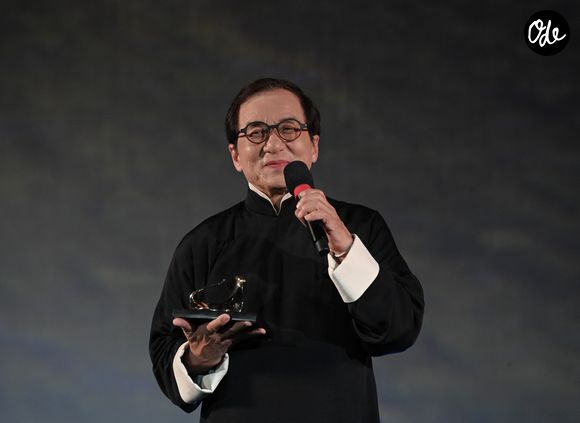 De véritables cascadeurs enregistrent leurs mouvements.

Jackie Chan sur le tapis rouge du Festival du film de Locarno 2025, en Suisse, à l'occasion de la remise du Pardo d'honneur récompensant l'ensemble de sa carrière.
© Nick Zonna/IPA via ZUMA Press / Bestimage