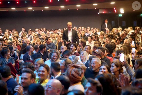 Exclusif - Xavier Niel arrive tel une « Star » par le fond de la salle pour faire son show à l'Olympia : « Comment devenir milliardaire…. ». Paris, France, le 18 Septembre 2024. Une masterclass à l'occasion de la sortie de son autobiographie
Autrement dit, il faut donc s'attendre à une conférence du créateur de Free où il devrait livrer quelques secrets sur son brillant parcours d'entrepreneur. Un événement qui n'est pas le fruit du hasard, puisque celui qui est considéré comme l'un des «pères» de la French Tech s'apprête à sortir une autobiographie, réalisée au travers d'entretiens avec Jean-Louis Missika, qui n'est autre qu'un ancien vice-président de Free en plus d'avoir été l'adjoint de Bertrand Delanoë et d'Anne Hidalgo a la Mairie de Paris.
Le livre, baptisé «Entretiens XN», sera mis en vente dans les librairies le 25 septembre prochain au prix de 19,99 euros, mais il sera possible de l'acheter en avant-première dès le 18 septembre pour les participants à la conférence de Xavier Niel à l'Olympia. A noter que les prix pour y assister vont de 2 à 39,99 euros, un clin d'œil aux tarifs des forfaits mobiles et box de Free. Mais pas de présentation d'une nouvelle Freebox à l'horizon, comme pouvaient l'espérer certains fans de l'opérateur, mais une masterclass de l'entrepreneur le plus emblématique de la tech française.  

© Bertrand Rindoff / Bestimage