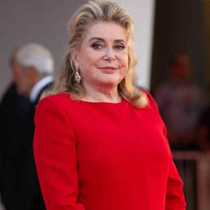Catherine Deneuve, Lion d'Or d'honneur de la Mostra 2022 - Red Carpet du film White Noise et de la cérémonie d'ouverture lors de la 79ème édition du festival international du film de Venise, la Mostra le 1er septembre 2022.
©Photo Press Service / BESTIMAGE