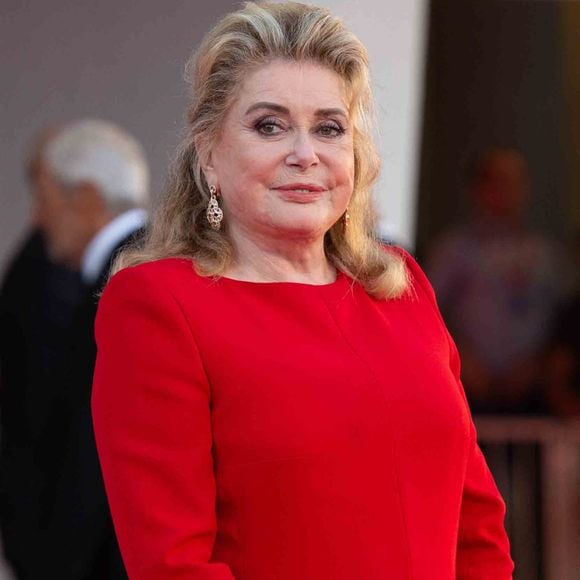 Catherine Deneuve, Lion d'Or d'honneur de la Mostra 2022 - Red Carpet du film White Noise et de la cérémonie d'ouverture lors de la 79ème édition du festival international du film de Venise, la Mostra le 1er septembre 2022.
©Photo Press Service / BESTIMAGE