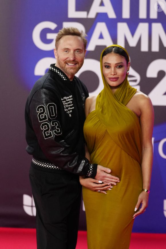 David Guetta et sa compagne Jessica Ledon, enceinte, lors du photocall de la cérémonie des "Latin Grammy Awards 2023" à Séville, le 16 novembre 2023.
 AGENCE / BESTIMAGE