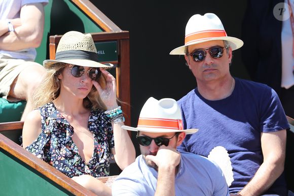 "7 ans", écrit l'héroïne de la série "Surface", dans la story de son compte Instagram, en ajoutant un cœur à son message.

Laura Smet et son compagnon Raphaël - Personnalités dans les tribunes lors des internationaux de France de Roland Garros à Paris. Le 10 juin 2017. © Jacovides - Moreau / Bestimage