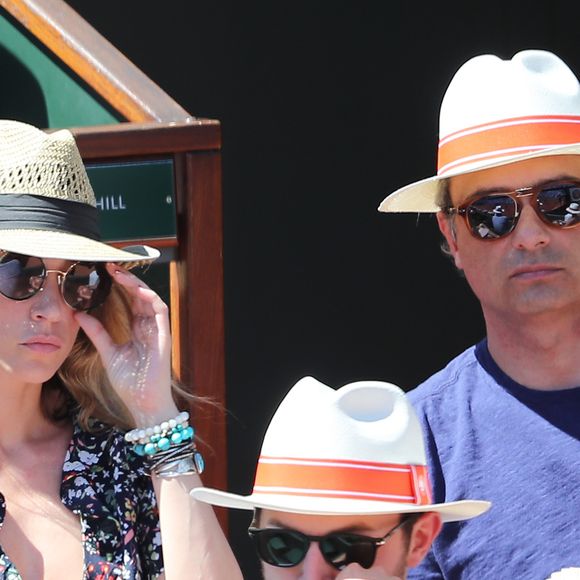 "7 ans", écrit l'héroïne de la série "Surface", dans la story de son compte Instagram, en ajoutant un cœur à son message.

Laura Smet et son compagnon Raphaël - Personnalités dans les tribunes lors des internationaux de France de Roland Garros à Paris. Le 10 juin 2017. © Jacovides - Moreau / Bestimage