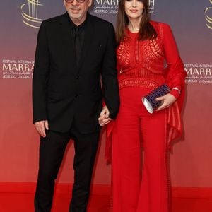 Tim Burton, Monica Bellucci au photocall de la cérémonie d'hommage à Sean Penn lors de la deuxième journée du 21e Festival international du film de Marrakech, le 30 novembre 2024 à Marrakech, Maroc. © Dominique Jacovides/Bestimage