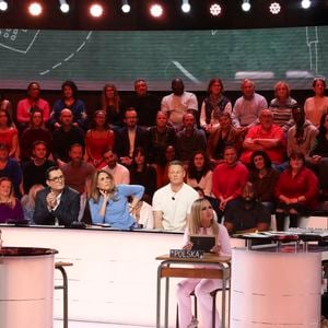 Exclusif - Olivier Dartigolles, Valérie Benaim, Jordan Deluxe, Polska, Matthieu Delormeau, sur le plateau de l'émission TBT9 (Tout beau tout n9uf) présentée par C.Hanouna, et diffusée en direct sur W9, Paris, France, le 19 novembre 2025. © Jack Tribeca / Bestimage