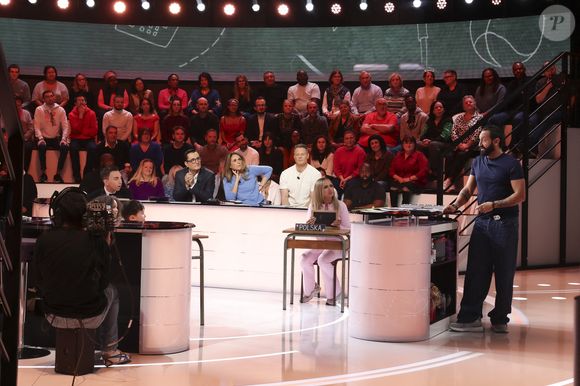 Exclusif - Olivier Dartigolles, Valérie Benaim, Jordan Deluxe, Polska, Matthieu Delormeau, sur le plateau de l'émission TBT9 (Tout beau tout n9uf) présentée par C.Hanouna, et diffusée en direct sur W9, Paris, France, le 19 novembre 2025. © Jack Tribeca / Bestimage