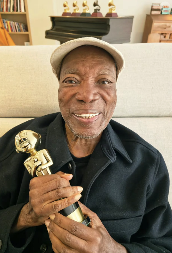 Son fils Augusto a révélé le diagnostic dans une interview au magazine "Piaui".

Milton Nascimento pris en photo par son fils Augusto Kesrouani Nascimento - Captures d'écran via Instagram @miltonbitucanascimento et @augustoknascimento