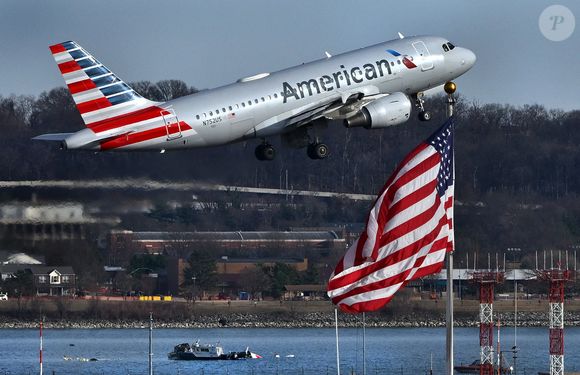 Un avion décolle au-dessus du site de collision d'un avion d'American Airlines et d'un hélicoptère Black Hawk de l'armée qui sont entrés en collision et se sont écrasés dans la rivière Potomac près de l'aéroport national Reagan à Arlington VA le 30 janvier 2025. Les 67 passagers et membres d'équipage sont morts. (Credit Image: © Carol Guzy/ZUMA Press Wire)
