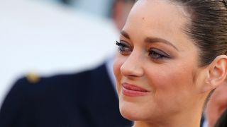 "J'en consomme tous les jours" : À 49 ans, Marion Cotillard ne jure que par cette astuce anti-âge