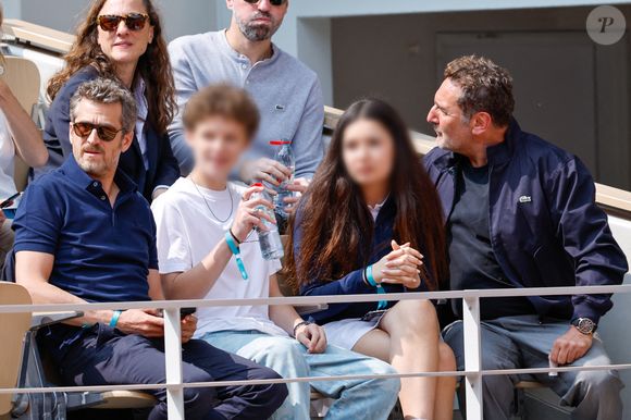 Guillaume Canet, son fils Marcel, Gilles Lellouche et sa fille en tribunes lors de la finale messieurs des Internationaux de France de Tennis de Roland Garros 2025 à Paris, France, le 8 juin 2025. © Cyril Moreau/Bestimage