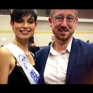 Amoureuse de Simon Favier, de 19 ans son aîné, depuis près de deux ans, Eve Gilles l’a soutenu sans faillir, telle une présence solide face aux critiques qui n’ont cessé de s’abattre sur lui.

Eve Gilles (Miss France 2024) en couple avec Simon depuis un an et demi, on découvre son visage dans l'émission "Danse avec les stars 2025"