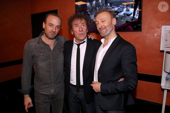 Exclusif - Alain Souchon entre ses fils Ours et Pierre en backstage du 16ème Gala de la Fondation  Recherche Alzheimer à l’Olympia, le 20 mars 2023 .© Bertrand Rindoff Petroff / Bestimage