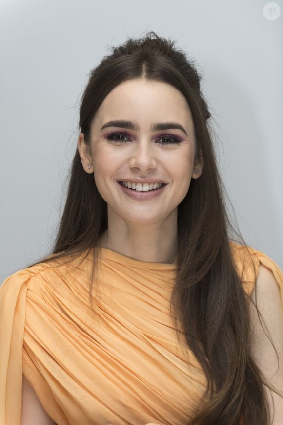 La 5e saison inédite de cette fiction sera mise en ligne sur Netflix d'ici la fin de l'année

Lilly Collins - Conférence de presse avec les acteurs de la série "Les misérables" à Beverly Hills. Le 2 février 2019.
Crédit : Action Press / Bestimage