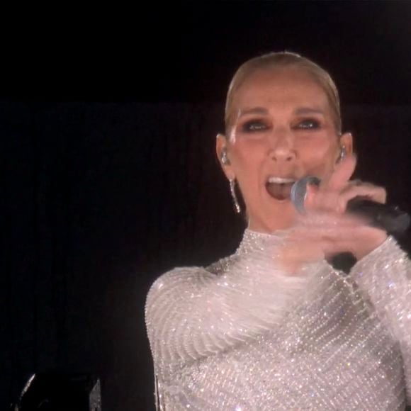 Obtenir des billets s’avère un véritable parcours du combattant à cause de la forte demande et des files d’attente en ligne.

Céline Dion chante depuis le premier étage de la Tour Eiffel, L'hymne à l'amour, d'Édith Piaf - Cérémonie d'ouverture des Jeux Olympiques (JO) de Paris 2024.
© Capture France TV via Bestimage