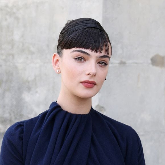L'actrice et mannequin est l'ambassadrice de la marque

Deva Cassel, actrice italo-française et fille de Monica Bellucci et Vincent Cassel, quitte le défilé Dior printemps-été 2026 lors de la Semaine de la mode à Paris, France, le 1er octobre 2025, en portant un look Dior complet. Photo by Marijo Cobretti/Splash News/ABACAPRESS.COM