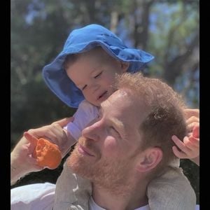 La longue chevelure de Lilibet a même été comparée à celle d'Ariel, la petite Sirène.

Le prince Harry avec son fils Archie.