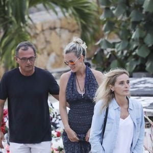 Exclusif - Jean-Pierre Millot (ami très proche du couple Hallyday depuis des années, éditeur à Saint-Barthélemy), Laeticia Hallyday, Marie Poniatowski - Laeticia Hallyday est allée déposer des bougies sur la tombe de J. Hallyday avec ses filles Jade et Joy et des amis au cimetière de Lorient à Saint-Barthélemy, le 23 avril 2018.