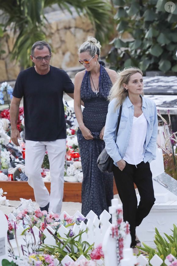 Exclusif - Jean-Pierre Millot (ami très proche du couple Hallyday depuis des années, éditeur à Saint-Barthélemy), Laeticia Hallyday, Marie Poniatowski - Laeticia Hallyday est allée déposer des bougies sur la tombe de J. Hallyday avec ses filles Jade et Joy et des amis au cimetière de Lorient à Saint-Barthélemy, le 23 avril 2018.