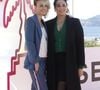 "On a fini la saison 5 sur un mariage interrompu et Raphaëlle qui s’effondre. Est-ce que le mariage va avoir lieu ? Je ne vais pas vous le dire."

Sara Mortensen et Lola Dewaere au photocall de la série "Astrid et Raphaëlle" lors de la 5ème saison du festival International des Séries "Canneseries" à Cannes, France, le 2 avril 2022. © Denis Guignebourg/Bestimage