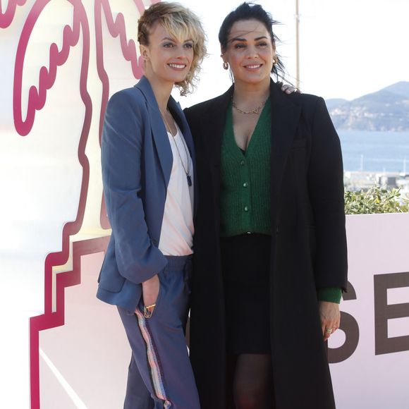 "On a fini la saison 5 sur un mariage interrompu et Raphaëlle qui s’effondre. Est-ce que le mariage va avoir lieu ? Je ne vais pas vous le dire."

Sara Mortensen et Lola Dewaere au photocall de la série "Astrid et Raphaëlle" lors de la 5ème saison du festival International des Séries "Canneseries" à Cannes, France, le 2 avril 2022. © Denis Guignebourg/Bestimage