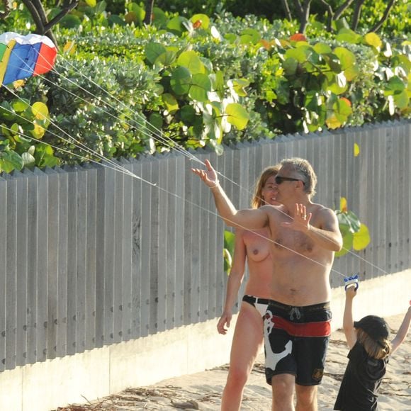 Mathilde Seigner et son compagnon Mathieu Petit et le fils Louis en vacances à Saint-Barthélémy, le 18 avril 2012. (Bestimage)