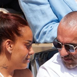 La chanteuse a eu ses 3 enfants, deux filles et un garçon, avec son mari Patrick Antonelli

Amel Bent et son mari Patrick Antonelli dans les tribunes lors des Internationaux de France de Tennis de Roland Garros, le 10 juin 2023. © Jacovides-Moreau / Bestimage