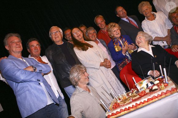Dans "Le Parisien", ses amis racontaient leur souvenir ému avec Herbert Léonard

Archives - Herbert Léonard, Georges Chelon, Jean Vallet, Louis Bertignac et Léo Marjane - Léo Marjane fête ses 100 ans, en compagnie de ses amis, à la salle des fêtes de Barbizon , le 31 août 2012.
©JLPPA / Bestimage