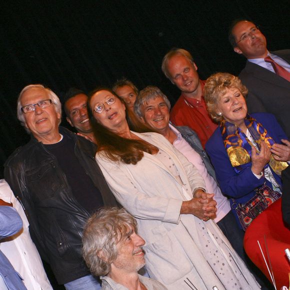 Dans "Le Parisien", ses amis racontaient leur souvenir ému avec Herbert Léonard

Archives - Herbert Léonard, Georges Chelon, Jean Vallet, Louis Bertignac et Léo Marjane - Léo Marjane fête ses 100 ans, en compagnie de ses amis, à la salle des fêtes de Barbizon , le 31 août 2012.
©JLPPA / Bestimage