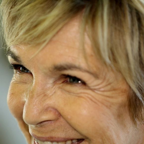 Aujourd'hui, c'est dans les bras d'un autre homme qu'elle profite de la vie.

Exclusif - Véronique Jannot sur la plage des Sablettes à La Seyne-sur-Mer, le 13 juillet 2021. 

Photo : Franz Chavaroche / Nice Matin / Bestimage