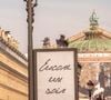 La chanteuse avait teasé son retour par l'intermédiaire d'une mystérieuse campagne d'affichage à Paris reprenant ses titres iconiques

Une mystérieuse campagne d'affichage reprenant les titres iconiques de Céline Dion s'est emparée de Paris ces dernières heures. Ces visuels sobres suggèrent le retour imminent de la star québécoise pour une série de concerts exceptionnels en 2026. L'engouement est déjà immense et les rumeurs évoquent également la sortie d'un nouvel album francophone pour accompagner cet évènement. France, le 24 mars 2026.
© Théo Castillon / Bestimage