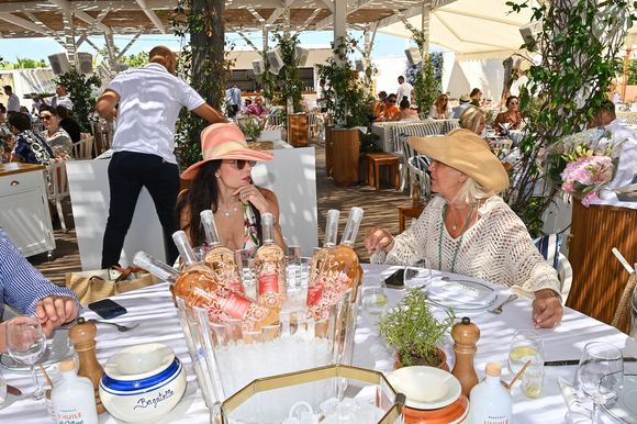 Il s'agit du Bagatelle, un restaurant beach club situé à Saint-Tropez.

Bethenny Frankel présente sa cuvée de vin rosé "Forever Young" à la plage de Bagatelle à Saint-Tropez le 3 juillet 2023.

© Tony Fitoussi / Bestimage