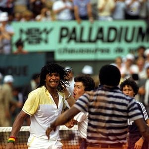 Beaucoup l'ignorent mais après son sacre, l'interprète de La Voix des sages - qui sera victime d'une terrible dépression - va progressivement sombrer. Désormais apaisé, le père de famille a décidé de partager son poignant témoignage.

Archives - Victoire de Yannick Noah en finale de Roland Garros, le 5 juin 1983. © Serge Philippot / Panoramic / Bestimage