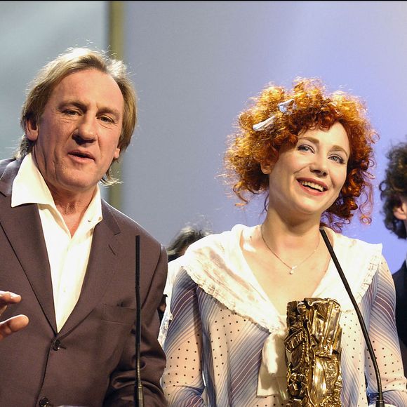 Paris-France, 21 février 2004. Julie Depardieu, meilleure actrice dans un second rôle et meilleure jeune actrice, est félicitée par son père Gérard Depardieu lors de la 29ème cérémonie des César qui s'est tenue au Théâtre du Chatelet à Paris. © Arnal-Nebinger/ABACA