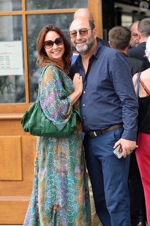 Julia Vignali et son mari Kad Merad - Mariage de Claude Lelouch à la mairie du 18ème à Paris. Le 17 juin 2023