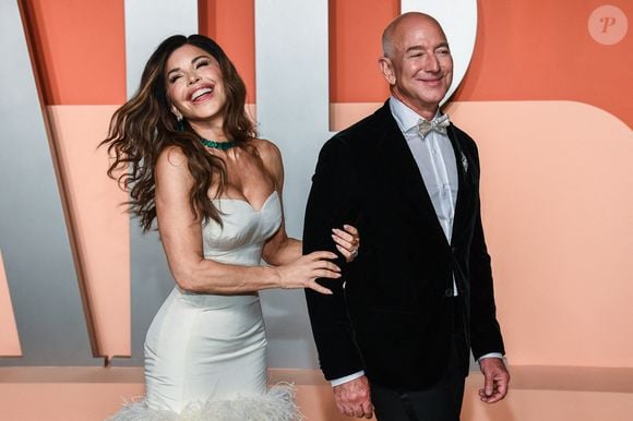Le patron d’Amazon et l’ancienne journaliste font face à la colère d’un collectif intitulé "No Space for Bezos", qui fait son possible pour que cette union ne soit pas célébrée à Venise comme cela a été initialement prévu.


Lauren Sanchez et Jeff Bezos sur le tapis rouge de la soirée des Oscars 2025 de Vanity Fair qui s'est tenue au Wallis Annenberg Center for the Performing Arts à Beverly Hills, CA le 02 mars 2025. Photo par Anthony Behar/SPUS/ABACAPRESS.COM
