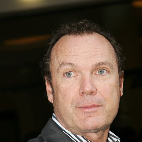 Aujourd'hui, Julien Lepers a repris ses célèbre fiches et participe à la Tournée des stars dans les Campings Paradis. 

Archives - Julien Lepers en 2007 à Paris