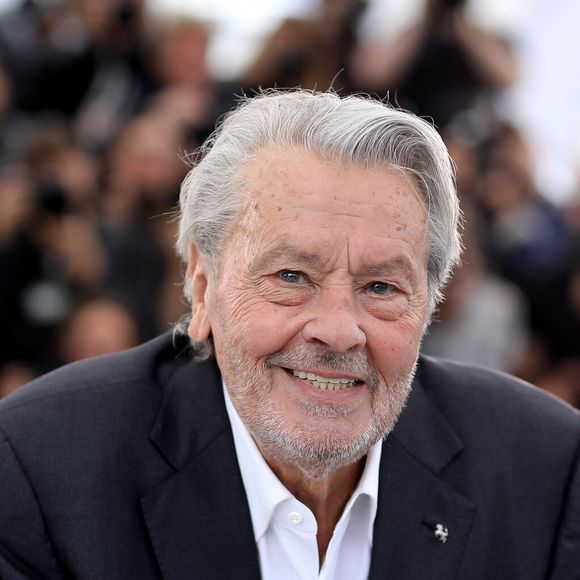 Photocall de la Palme d’or d’honneur à Alain Delon lors du 72ème Festival International du film de Cannes. Le 19 mai 2019 
© Jacovides-Moreau / Bestimage