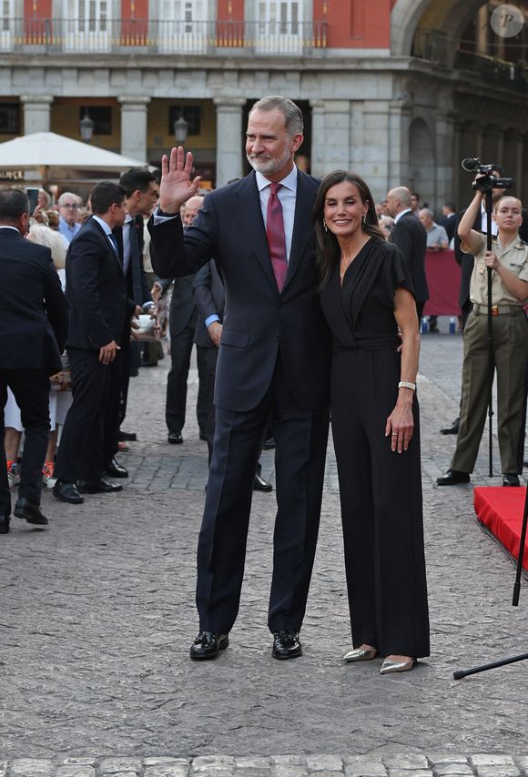 Le roi Felipe VI d'Espagne et la reine Letizia assistent au concert de la garde royale en l'honneur du 10ème anniversaire de leur couronnement sur la Plaza Mayor à Madrid le 18 juin 2025. Europa Press / Bestimage