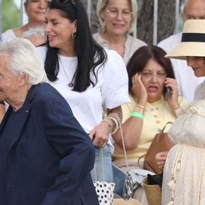 Semi-exclusif - Michel Sardou, Kym Thiriot enceinte - Michel Sardou rend hommage à son père en famille lors du premier trophée de pétanque "Fernand Sardou" à Bormes-les-Mimosas le 29 mai 2026. Le célèbre chanteur est venu en famille avec sa femme, son fils Romain avec son fils de deux ans et demi et de sa compagne enceinte de son deuxième enfant.
La première édition du Trophée Fernand Sardou est organisée du 29 au 31 mai au coeur du village de Bormes les Mimosas. Une initiative portée par Michel et son fils Romain, pour rendre hommage à leur illustre parent Fernand Sardou au travers d'un tournoi de pétanque.
En lien avec la municipalité et l'Amicale Bouliste Borméenne (ABB), un premier Trophée Fernand Sardou sera organisé avec deux grands temps forts : Le vendredi, dès 18h, un tournoi d'exhibition sera proposé et verra s'affronter 16 triplettes. Puis un concours fédéral à pétanque sera organisé le weekend et ouvert à tous les amateurs. 128 équipes seront réparties sur les sites les plus emblématiques du village, à savoir au boulodrome de la place Saint-François, mais aussi au parc Cigalou, sur le site du château et à l'ancien stade. © Franz Chavaroche/Bestimage